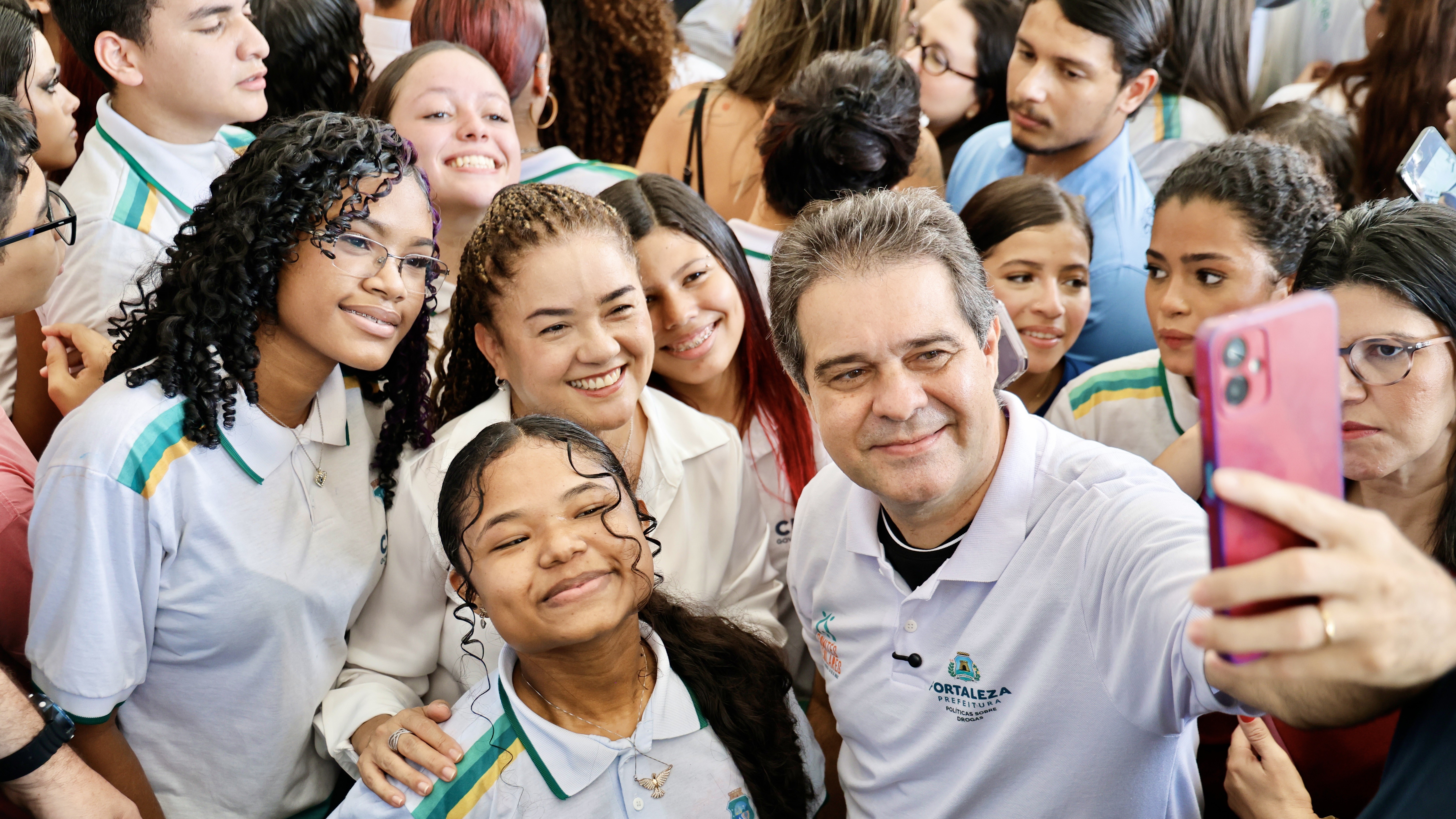 Prefeito Evandro posa para a foto com estudantes